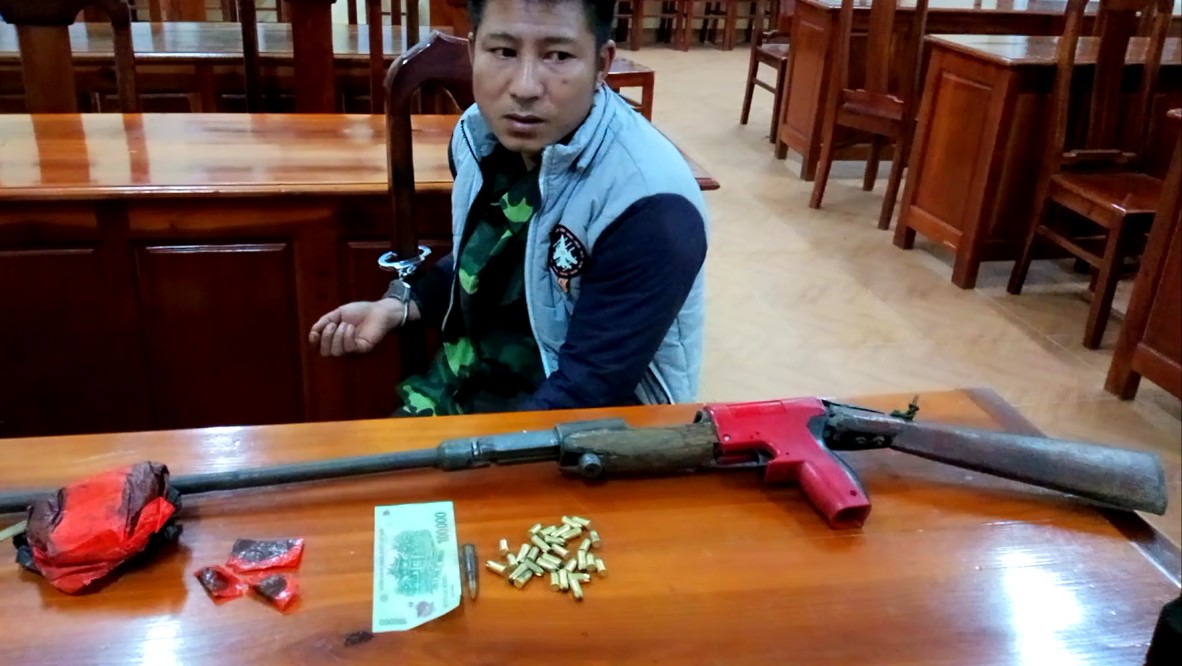 Bắt đối tượng mua bán 700g thuốc phiện và tàng trữ súng tự chế